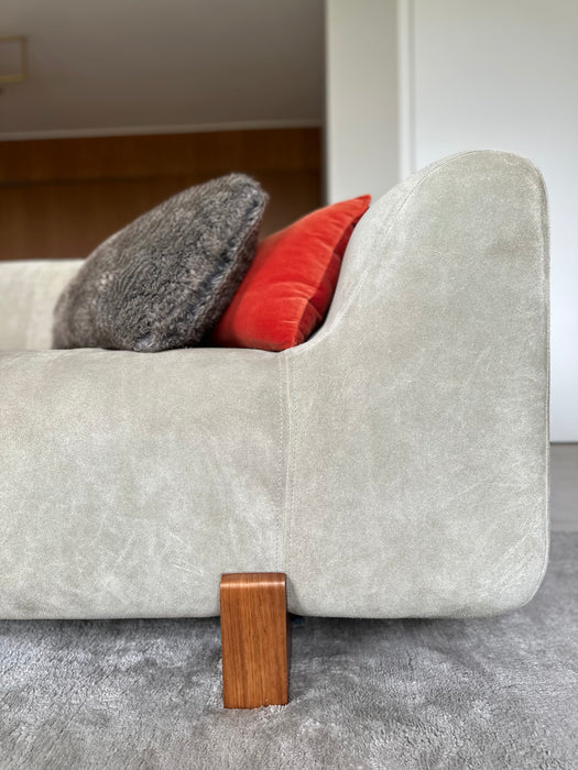 Sofá "Henge" em Camurça - Arthur Casas