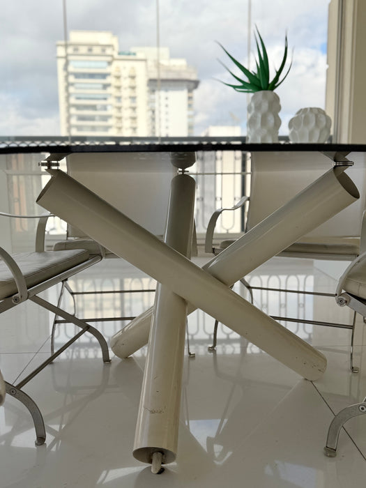 Mesa de Jantar Redonda com Tampo em Vidro e Base Tubular - Flexform