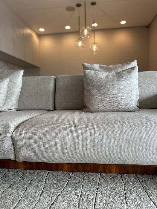 Sofá "Friso" em Madeira – Líder Interiores