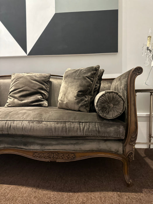 Sofá “Luís XV” – Christie Móveis