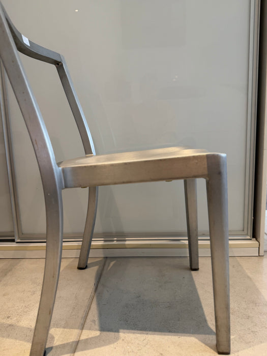 Conjunto com 8 Cadeiras “HUD” (2 Foscas e 6 Brilhantes) – Philippe Starck para Emeco