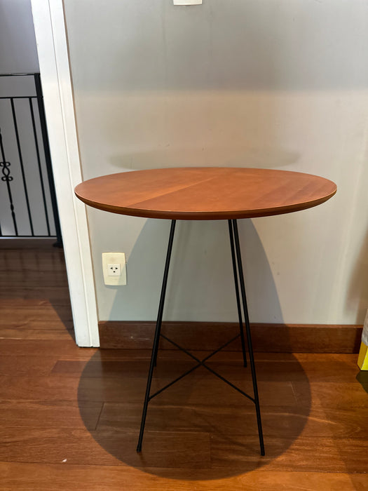 Mesa Lateral Redonda de Madeira com Pés de Ferro
