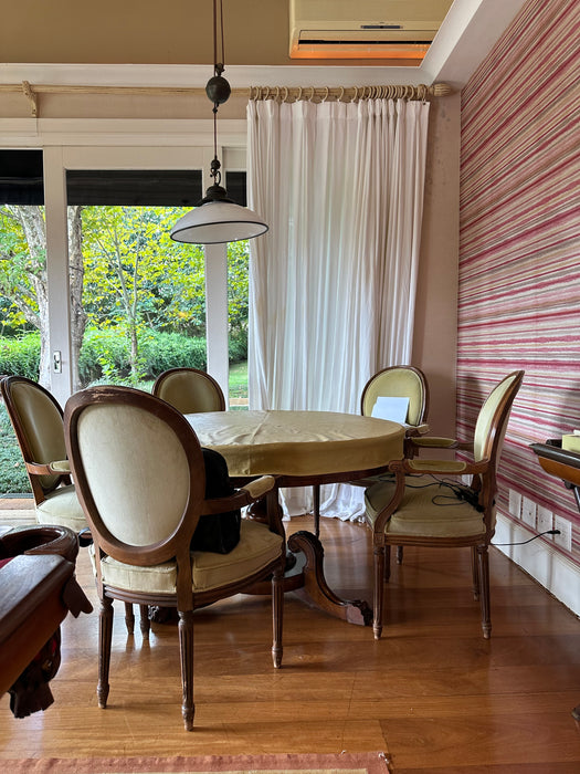 Mesa de Jogos com 5 Cadeiras