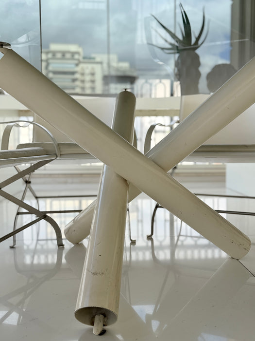 Mesa de Jantar Redonda com Tampo em Vidro e Base Tubular - Flexform