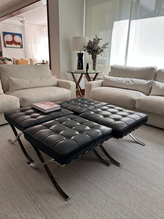 Par de Banquetas "Barcelona" em Couro Preto  – Mies van der Rohe para Forma