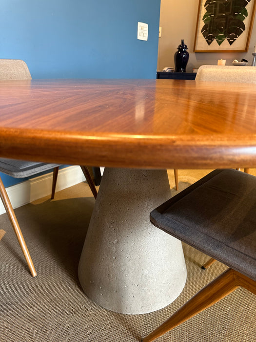 Mesa de Jantar Redonda "Cone" – Alfio Lisi para Dpot