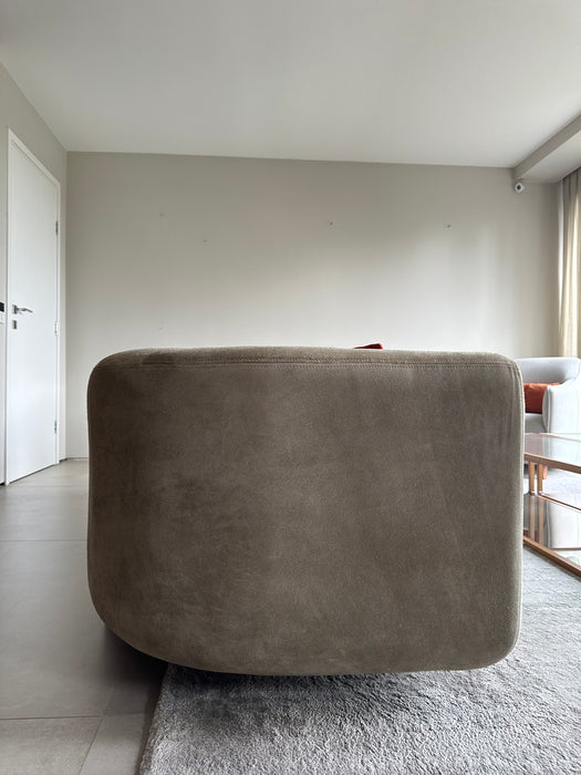 Sofá "Henge" em Camurça - Arthur Casas