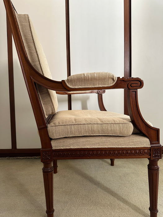 Par de Cadeiras Clássicas em Madeira Entalhada