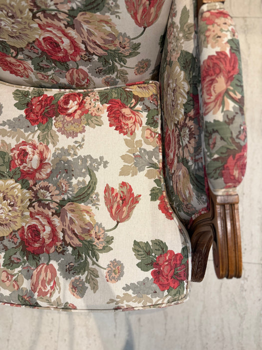 Par de Poltronas Clássicas em Tecido Floral