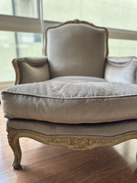 Poltrona Clássica "Luís XV" – Passado Composto