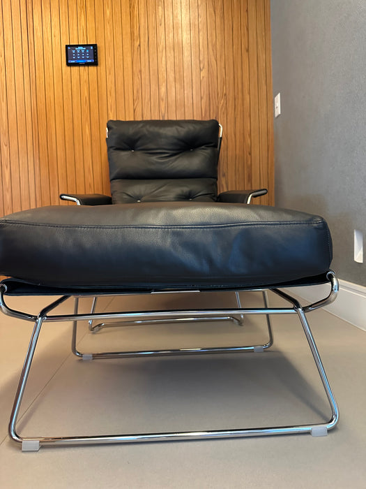 Poltrona "Vira Vira" em Couro – Pedro Useche