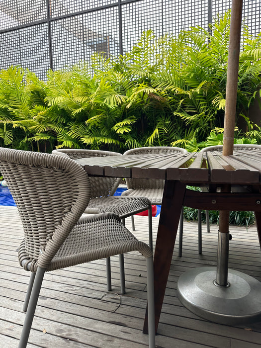 Conjunto Outdoor com Mesa de Jantar "Ayty" 8 Cadeiras "Andro" e Ombrelone - Saccaro