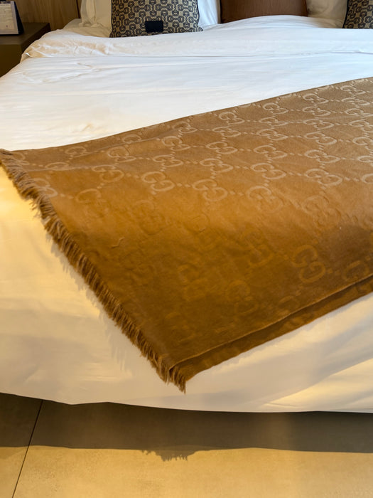 Manta e Par de Almofadas Decorativas - Gucci