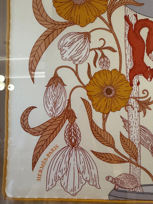 Quadro com Lenço Branco de Seda Hermès – Hermès Paris