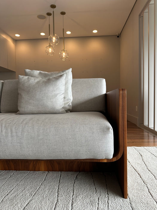 Sofá "Friso" em Madeira – Líder Interiores