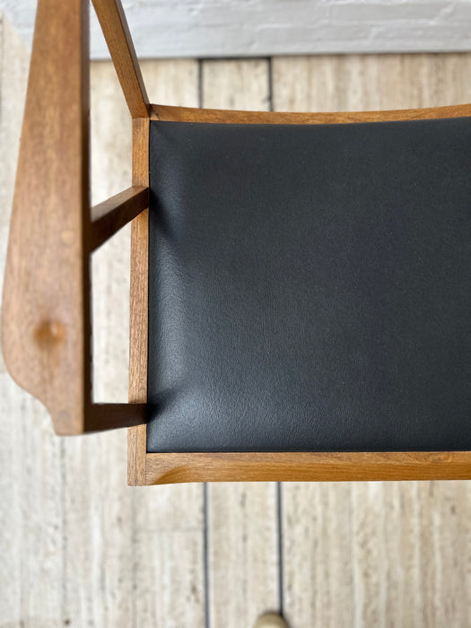 Conjunto de Mesa “Rodésia” com 4 Cadeiras “Atibaia” – Paulo Alves