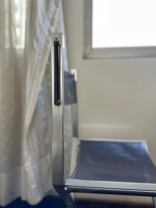 Mesa Gamão com Tampo de Vidro e 4 Cadeiras Diretor em Couro