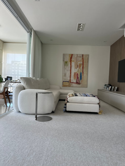 Sofá “Ópera” com Chaise e Pufe em Tecido Bouclé – Fábrica Mais Sofá