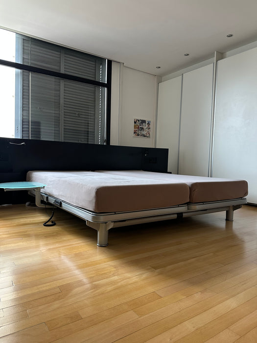 Cama King Size "Royal" com 2 Motores, Colchão "Maestro" e Mesas Laterais – Auping para Collectania