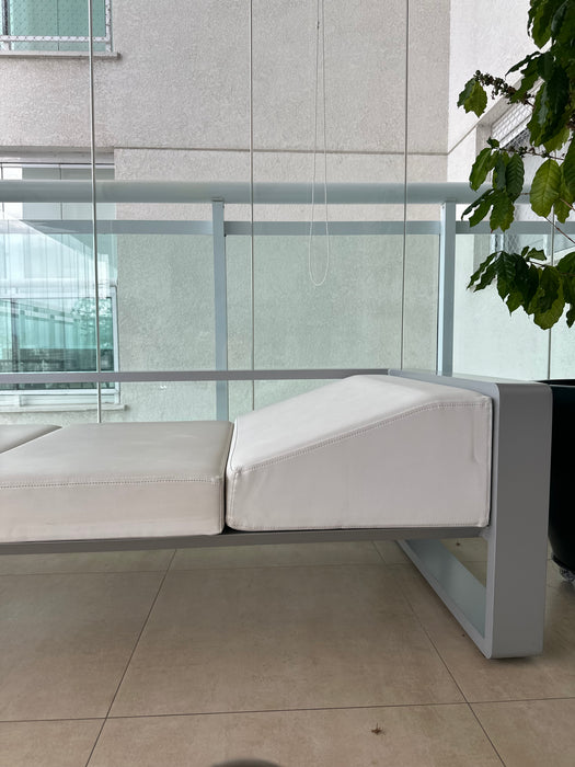 Conjunto para Área Externa com 2 Sofás/ Chaises e Mesa de Centro