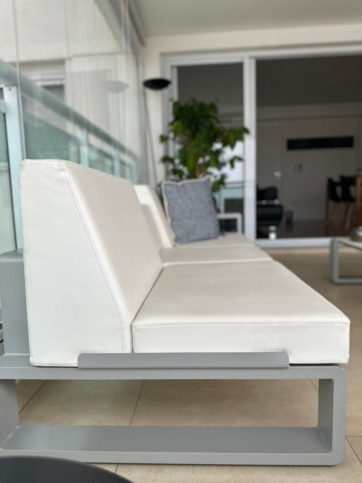 Conjunto para Área Externa com 2 Sofás/ Chaises e Mesa de Centro