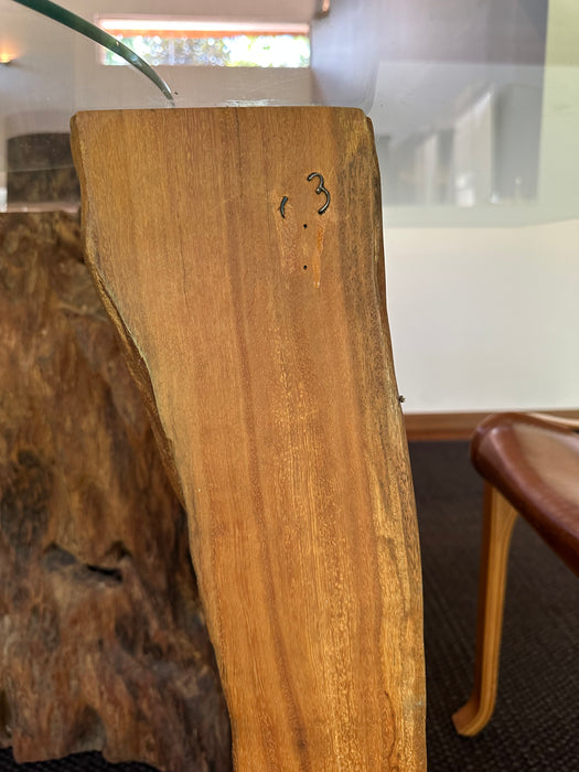 Mesa de Jantar com Pés em Tora e Tampo de Vidro - Tora Brasil