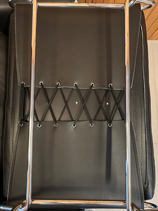 Poltrona "Vira Vira" em Couro – Pedro Useche