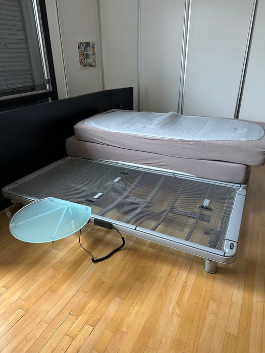 Cama King Size "Royal" com 2 Motores, Colchão "Maestro" e Mesas Laterais – Auping para Collectania