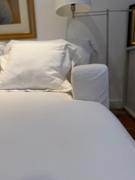 Sofá com Chaise e Pufe com Capa