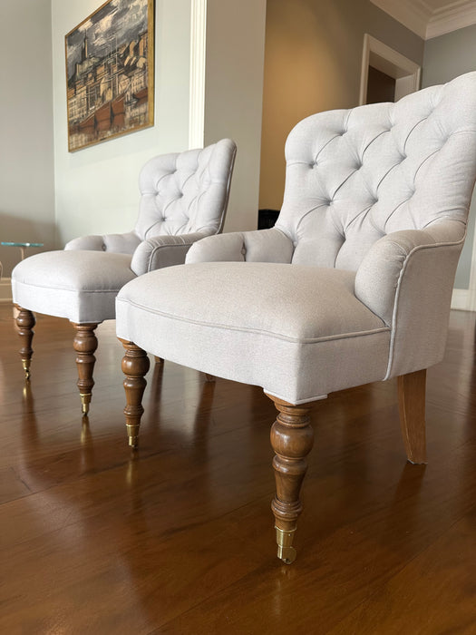 Par de Poltronas Clássicas em Capitonê com Rodízios