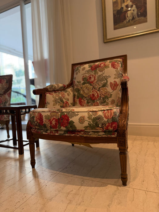 Par de Poltronas Clássicas em Tecido Floral