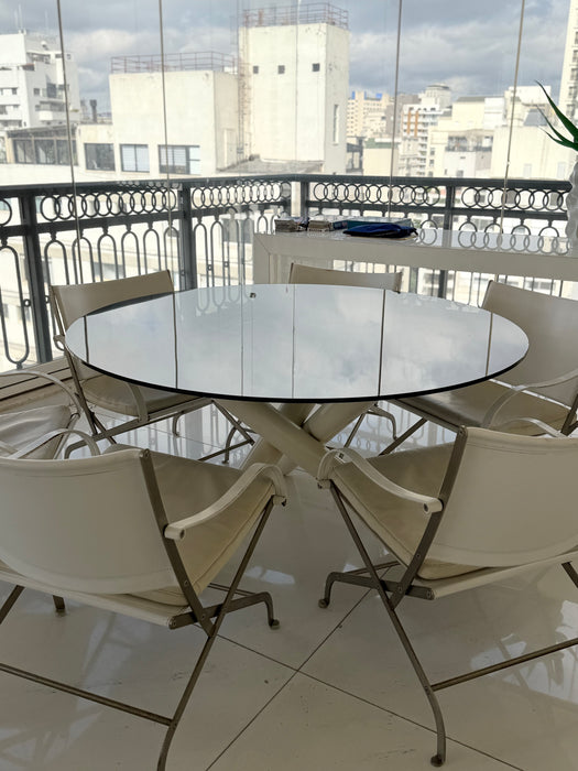 Mesa de Jantar Redonda com Tampo em Vidro e Base Tubular - Flexform