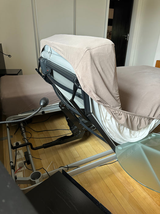 Cama King Size "Royal" com 2 Motores, Colchão "Maestro" e Mesas Laterais – Auping para Collectania