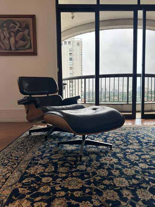 Poltrona "Eames" com Banqueta