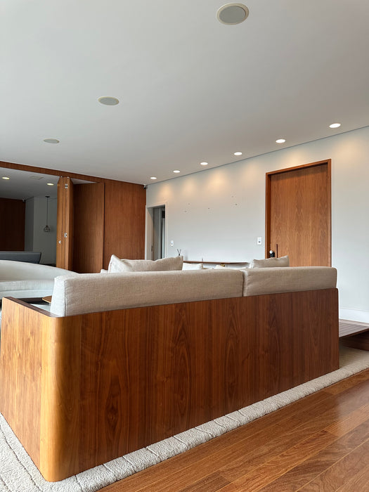 Sofá "Friso" em Madeira – Líder Interiores