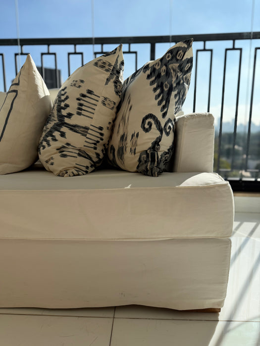 Sofá com Capa e Almofadas Decorativas