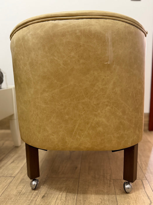 Conjunto de 4 Poltronas em Couro com Rodízios