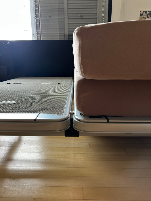 Cama King Size "Royal" com 2 Motores, Colchão "Maestro" e Mesas Laterais – Auping para Collectania