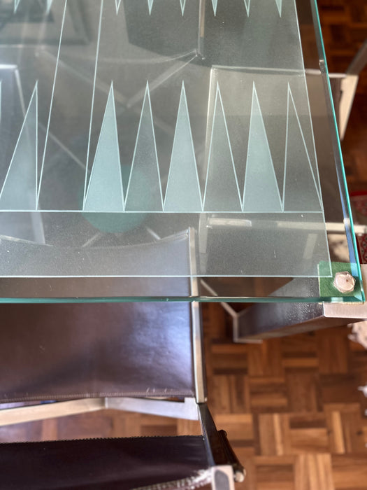 Mesa Gamão com Tampo de Vidro e 4 Cadeiras Diretor em Couro