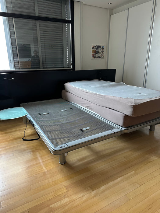 Cama King Size "Royal" com 2 Motores, Colchão "Maestro" e Mesas Laterais – Auping para Collectania