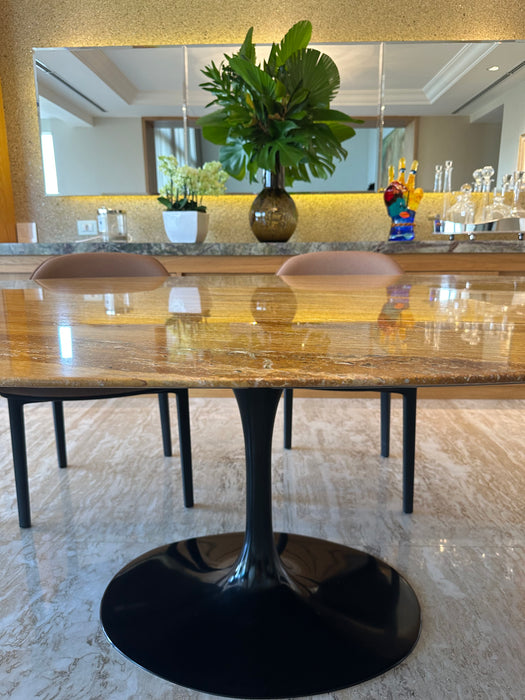 Mesa de Jantar Saarinen com Tampo em Mármore Travertino Amarelo