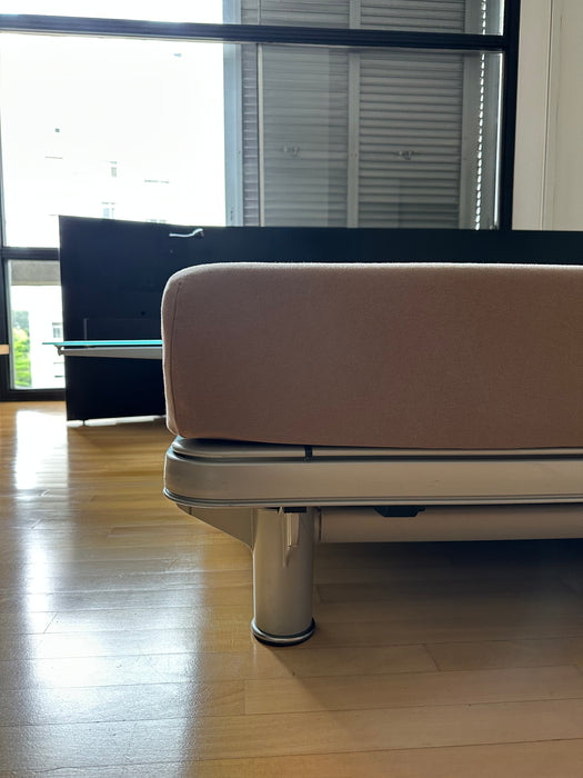 Cama King Size "Royal" com 2 Motores, Colchão "Maestro" e Mesas Laterais – Auping para Collectania