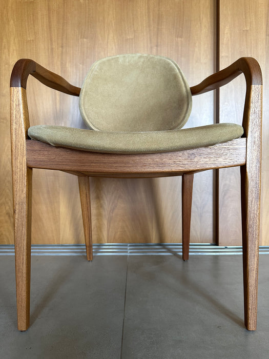 Cadeira "Omar" em Couro Courvim - Rejane Carvalho Leite