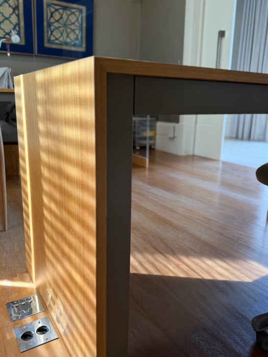Mesa de Escritório com Tomadas Embutidas