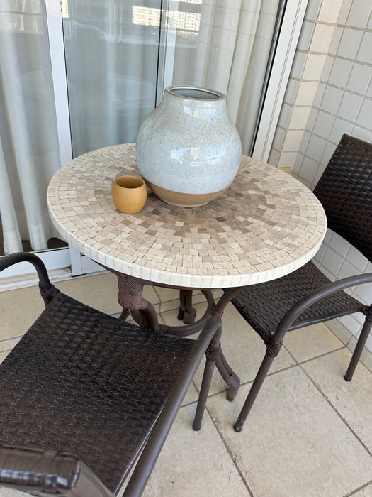 Mesa Redonda com 2 Cadeiras de Fibra Sintética