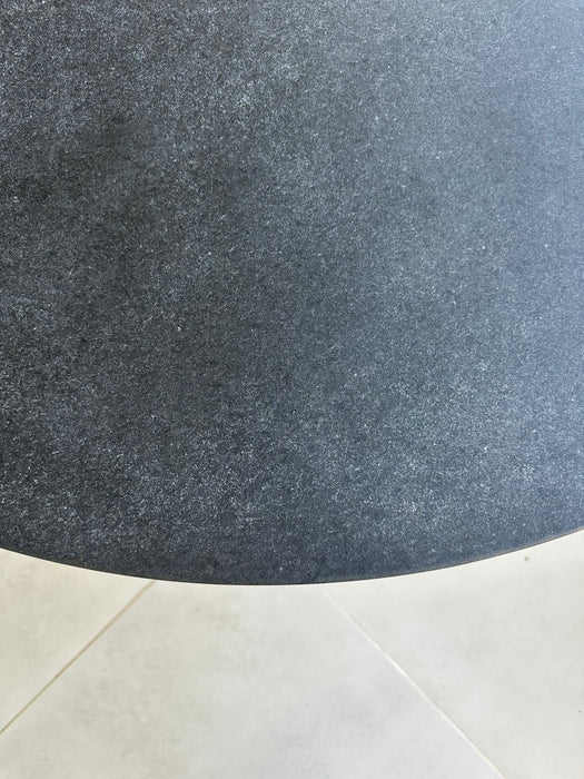 Mesa de Jantar com Base em Concreto e Tampo em Pedra  – ,Ovo