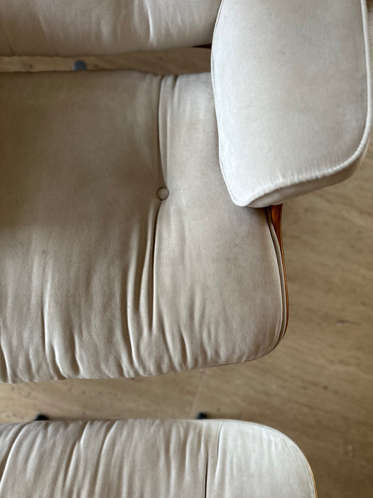 Poltrona “Eames Lounge” com Banqueta em Tecido – Breton