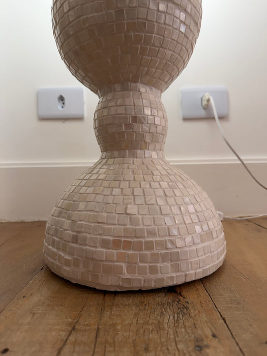 Luminária de Piso em Pastilhas de Madrepérola – Camila Dianunziata