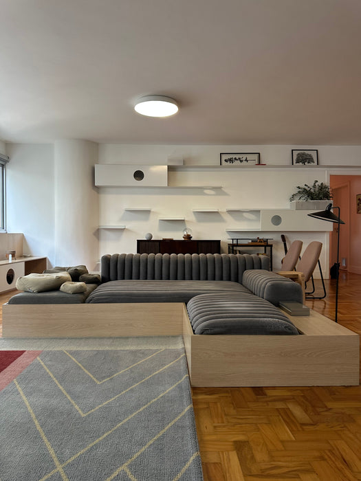 Sofá "Gomos" (com acabamento adicional em madeira na parte inferior) – Líder Interiores