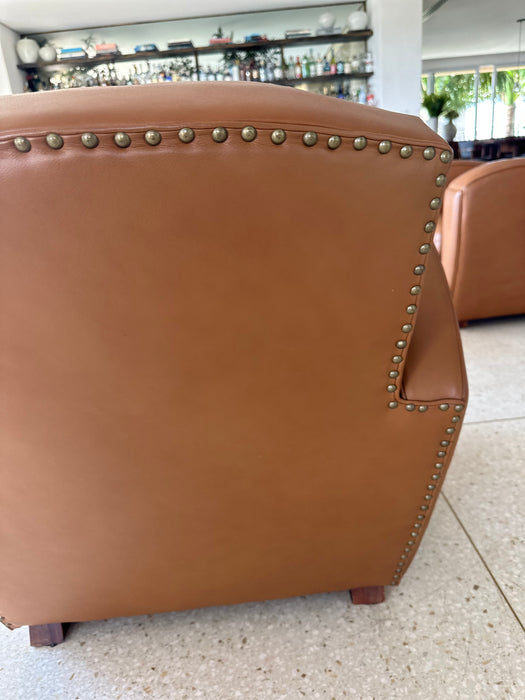 Poltrona em Couro com Detalhes em Tachas